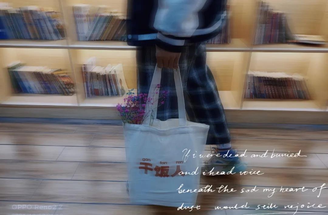 萬圣節(jié)福利放送中丨咱就是說，手提“干飯人”帆布袋的小哥哥很難不愛！