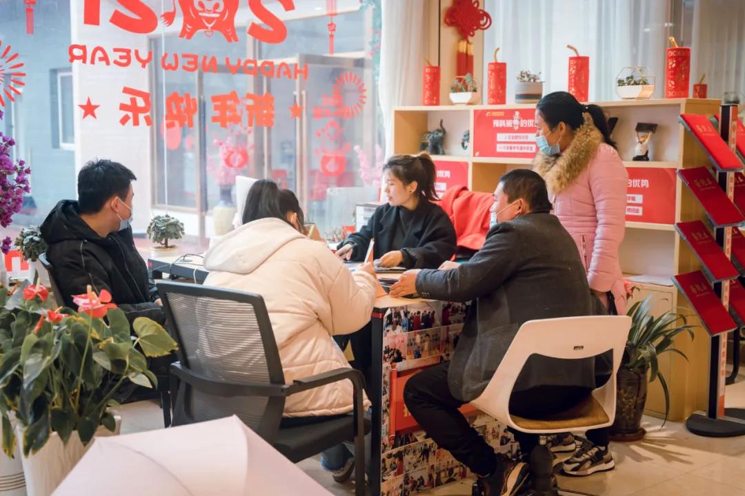 職教咨詢?nèi)肇鎸?duì)面答疑解惑，指導(dǎo)，選學(xué)校來(lái)幫忙！