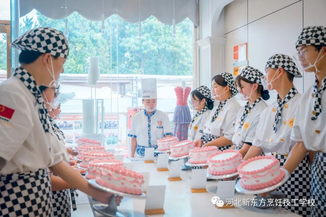 想知道蛋糕培訓(xùn)學(xué)校學(xué)費大概多少？學(xué)蛋糕學(xué)費多少錢？看這里！