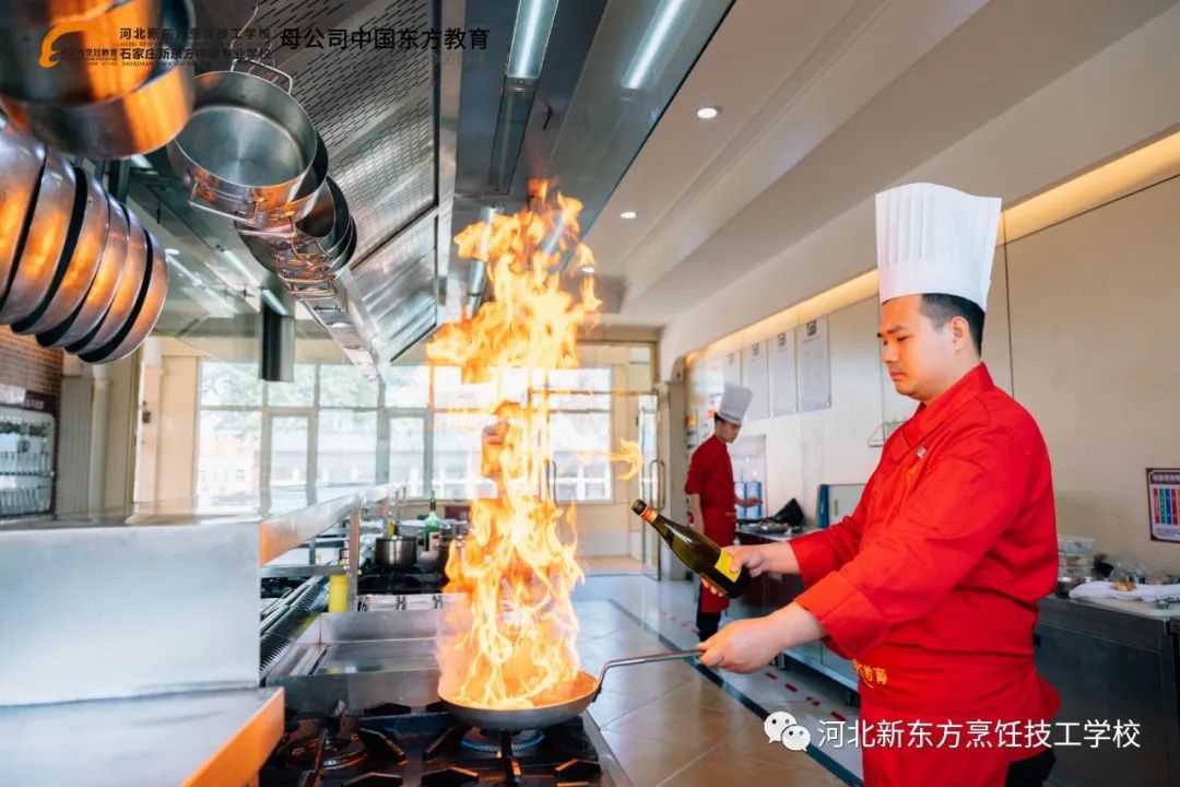 想學(xué)廚師是當(dāng)學(xué)徒還是去學(xué)校學(xué)習(xí)好？看看對(duì)比就知道了！