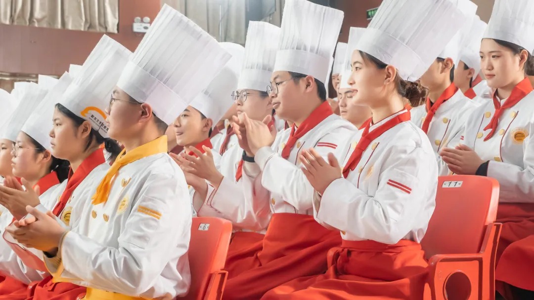 本科生學(xué)廚師是學(xué)籍浪費(fèi)？不，這是TA們的“人間清醒”！