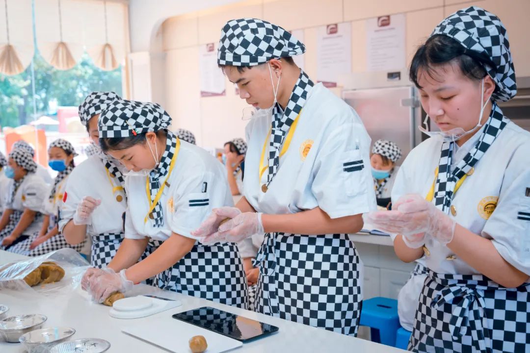 月滿中秋，把愛帶回家，河北新東方學(xué)子一起做月餅！