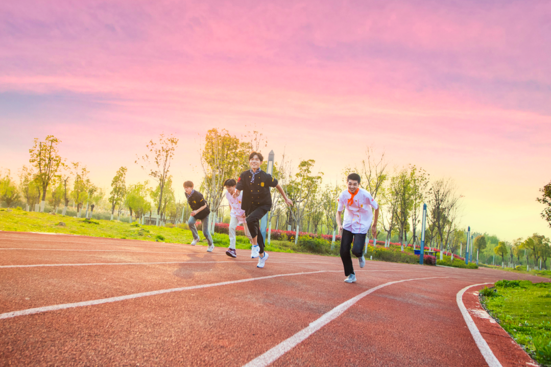 @初三中考的同學(xué)及家長：選學(xué)校=選資源！等成績和占名額并不沖突，最重要的是讓孩子有學(xué)上~