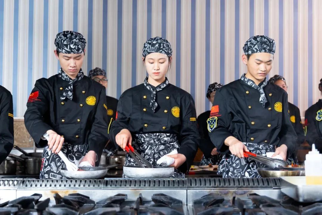 專科志愿滑檔退檔？征集志愿學(xué)校專業(yè)不喜歡沒前途？不如轉(zhuǎn)戰(zhàn)“真香”賽道！河北新東方雙高計(jì)劃：高技能專才養(yǎng)成，高質(zhì)量就業(yè)！