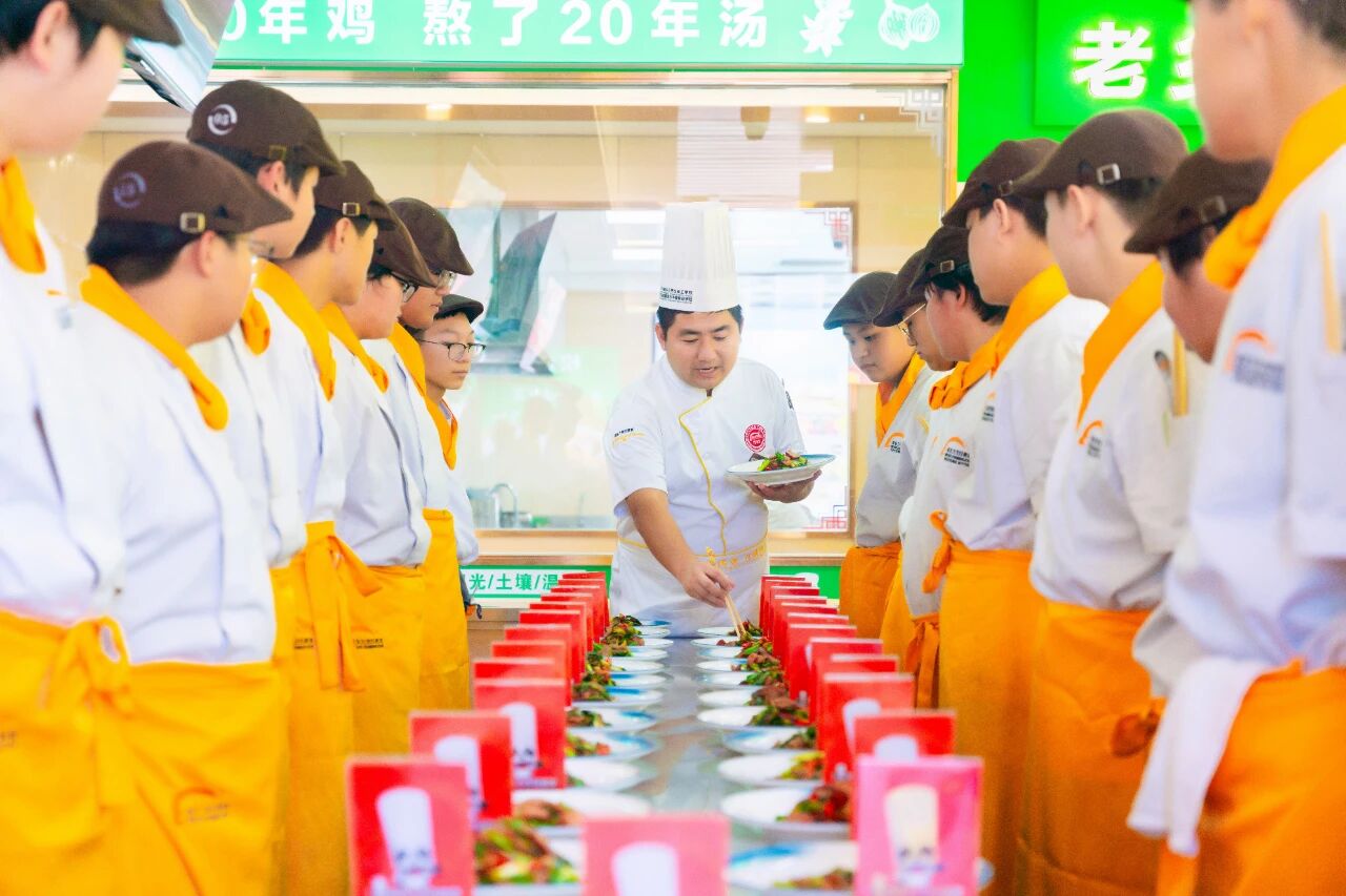 重陽敬老，情暖金秋！河北新東方學(xué)子用心表達(dá)愛與祝福