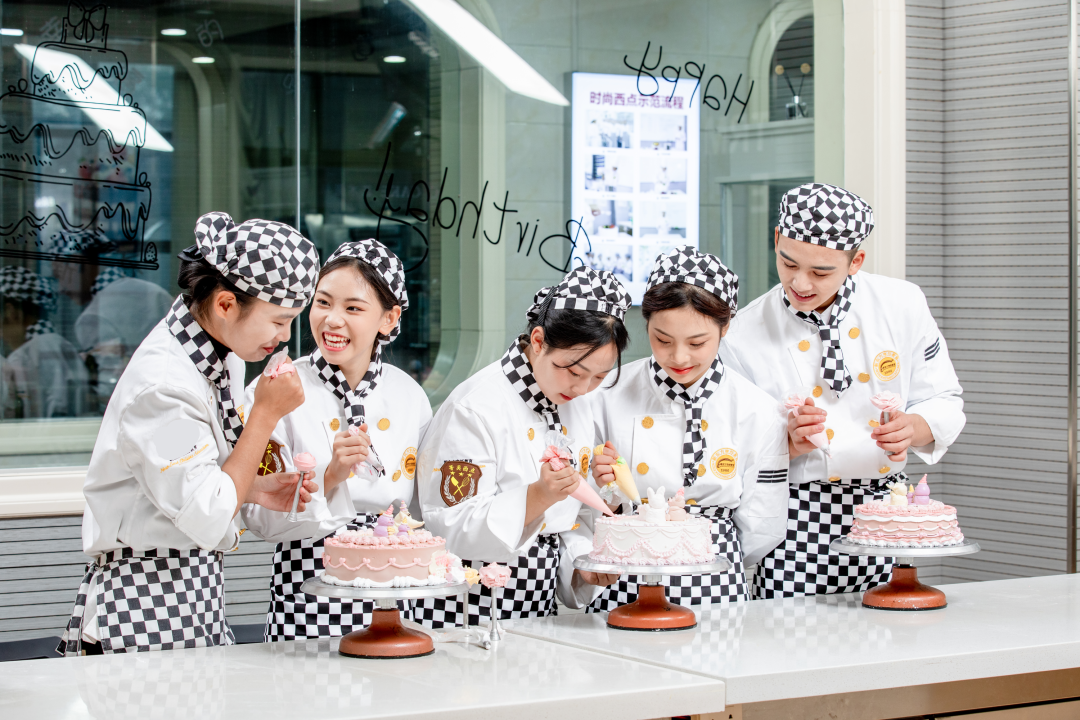 2025年三校生轉(zhuǎn)學(xué)，為何選河北新東方學(xué)西點(diǎn)西餐專業(yè)？