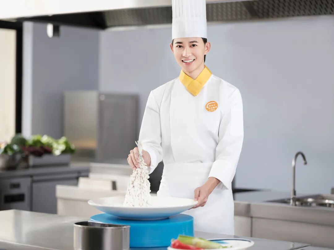 在河北學(xué)廚師，選廚師培訓(xùn)學(xué)校需要關(guān)注什么？