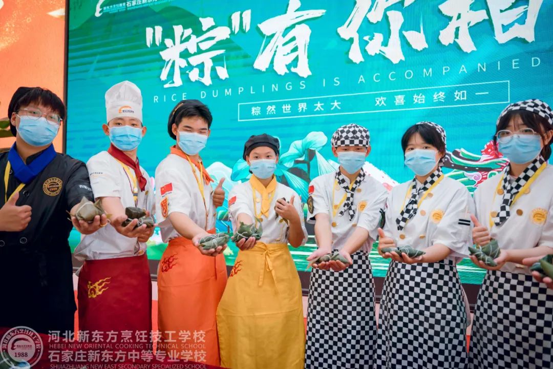 仲夏賦雅趣，粽香端午情，我校學(xué)子包粽子祝高考學(xué)子金榜題名，高“粽”！